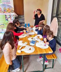 Eleonora Fusconi:《Bambini, venite a creare il vostro angelo》durante il laboratorio in piazza Università a Catania