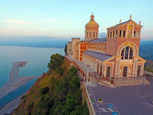 La gita a Milazzo e Tindari dell’Associazione “Obiettivo Famiglia Federcasalinghe” di Siracusa e provincia presieduta da Marinella Tramontana