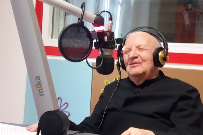 Dal cuore di Don Mario al cuore degli Italiani. LA STORIA DI RADIO MATER, una voce di speranza che nasce con Maria