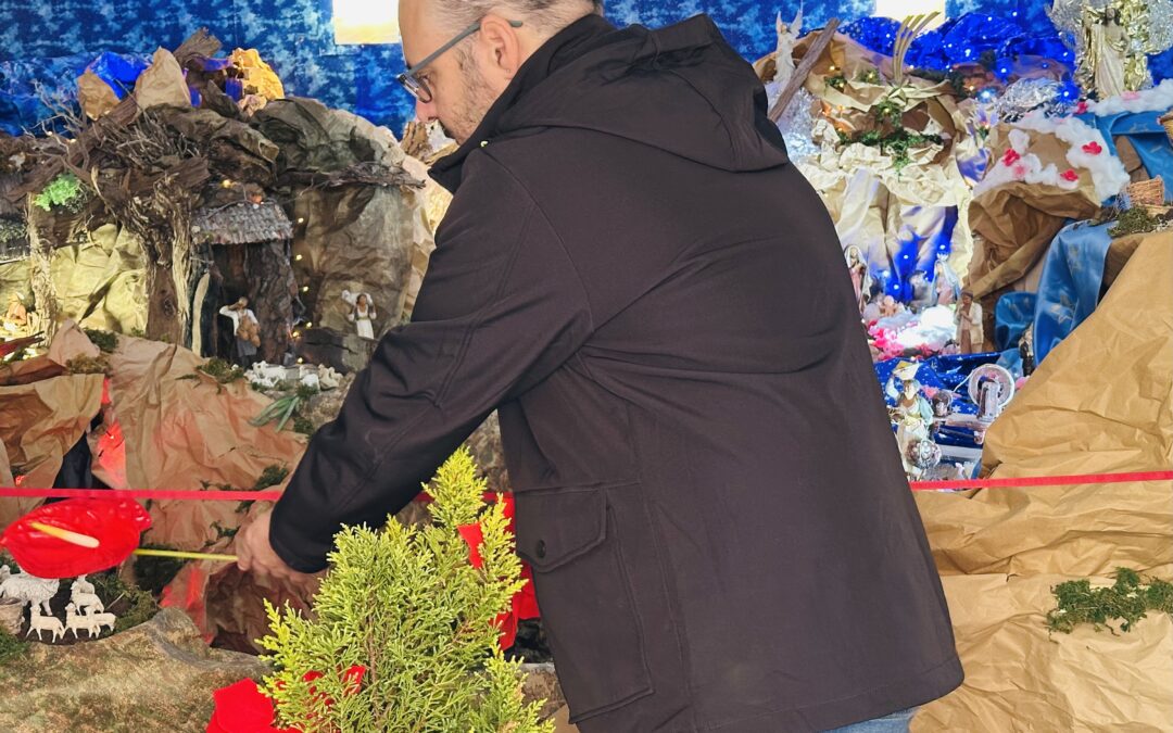 L’Omaggio di Angelo DI TOMMASO prima dell’apertura del suo 22esimo Presepe. Un fiore per la sua mamma che gli insegnó questa tradizione