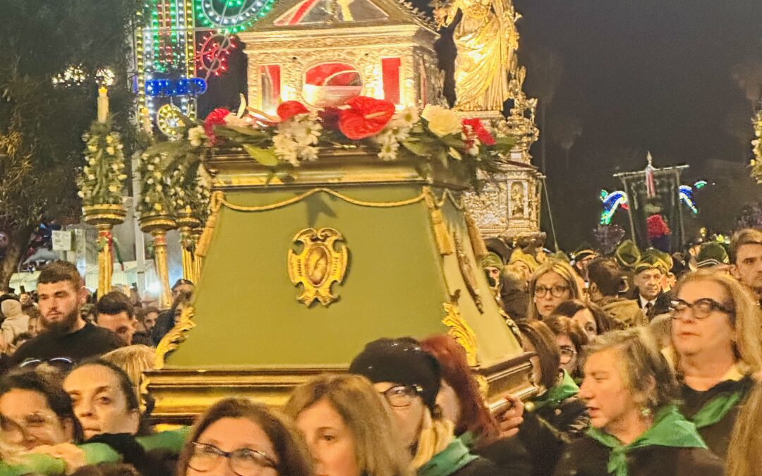 Festa di Santa Lucia a Siracusa tra Celebrazioni nei luoghi del martirio e bancarelle