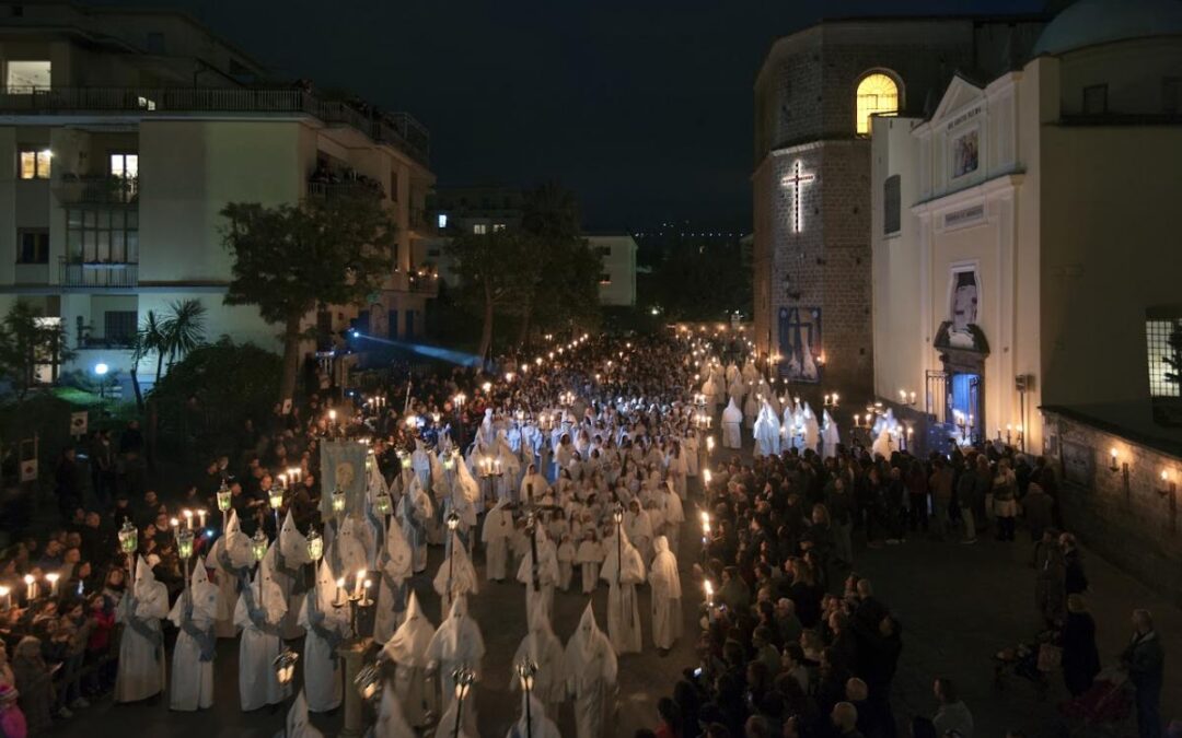 Sorrento: la notte della Processione Bianca e la notte della Processione Nera tra fede e suggestione